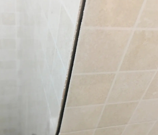 炉霍瓷砖空鼓维修公司分享阳台瓷砖脱落的修复过程可以分为以下几个步骤