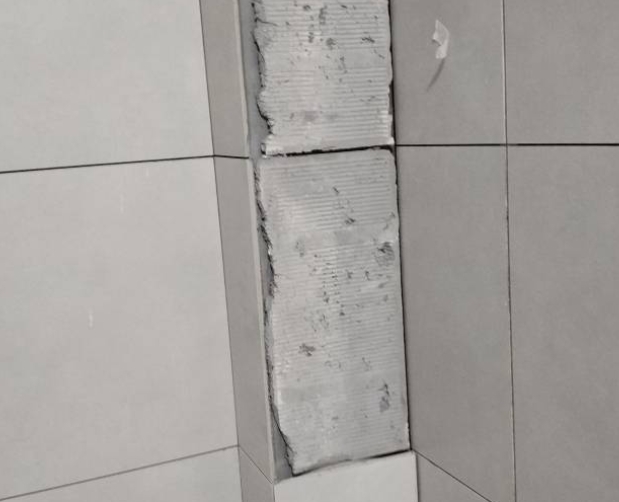 炉霍瓷砖空鼓维修公司分享下瓷砖施工前基层浇水润湿程度不足，可能导致以下问题