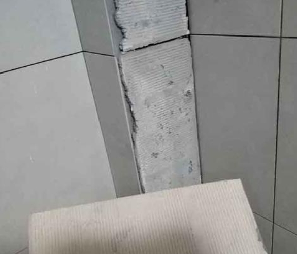 炉霍瓷砖空鼓维修公司分享下厨房瓷砖脱落的补救措施。